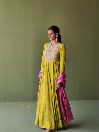 Self Floral Kurta with Handwoven Banarasi Dupatta