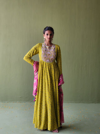 Self Floral Kurta with Handwoven Banarasi Dupatta