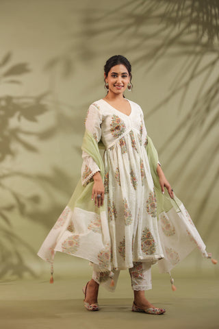 Gathered Kurta, Printed In White & Green Combination Suit Set Of 3