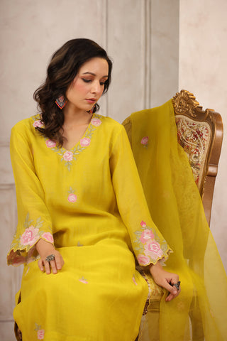 Elegant Chanderi Kurta Set with Delicate Floral Embroidery