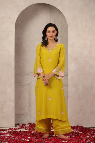 Elegant Chanderi Kurta Set with Delicate Floral Embroidery